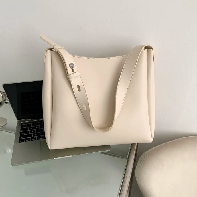 Asløg | Minimalist Shoulder Bag in Modern Cut
