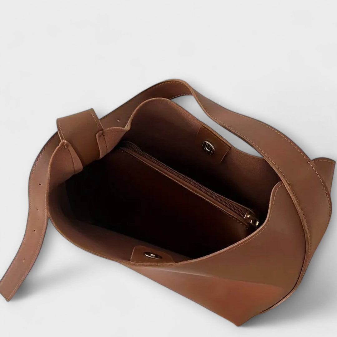 Elegant Shoulder Bag in Leather